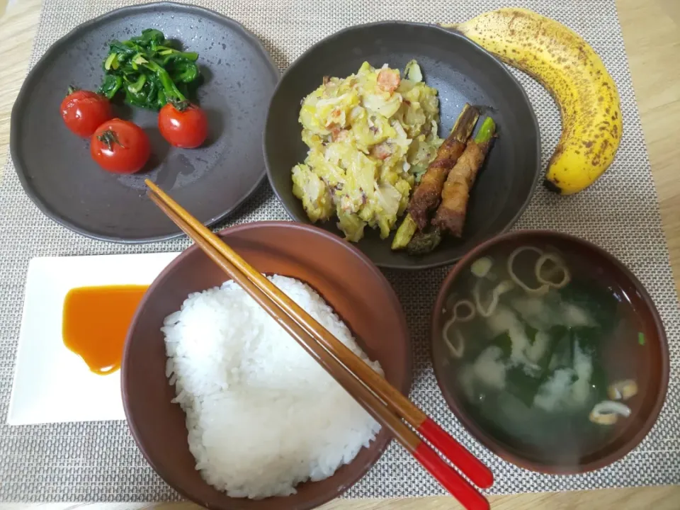 白飯
わかめの味噌汁
アスパラガスの肉巻き
ベーコンとじゃがいもとさつまいもと玉ねぎのスライス炒め
ほうれん草の塩ゆで
プチトマト
バナナ|あぎふぁんさん