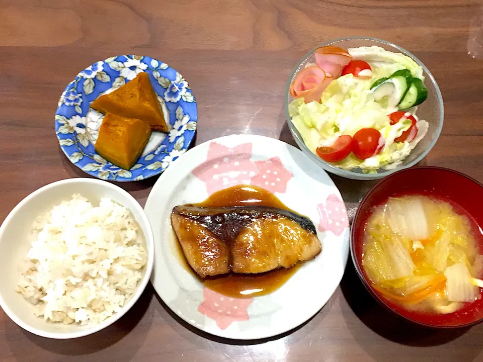 鰤の照り焼き 白菜の味噌汁 サラダ かぼちゃの煮物|おさむん17さん