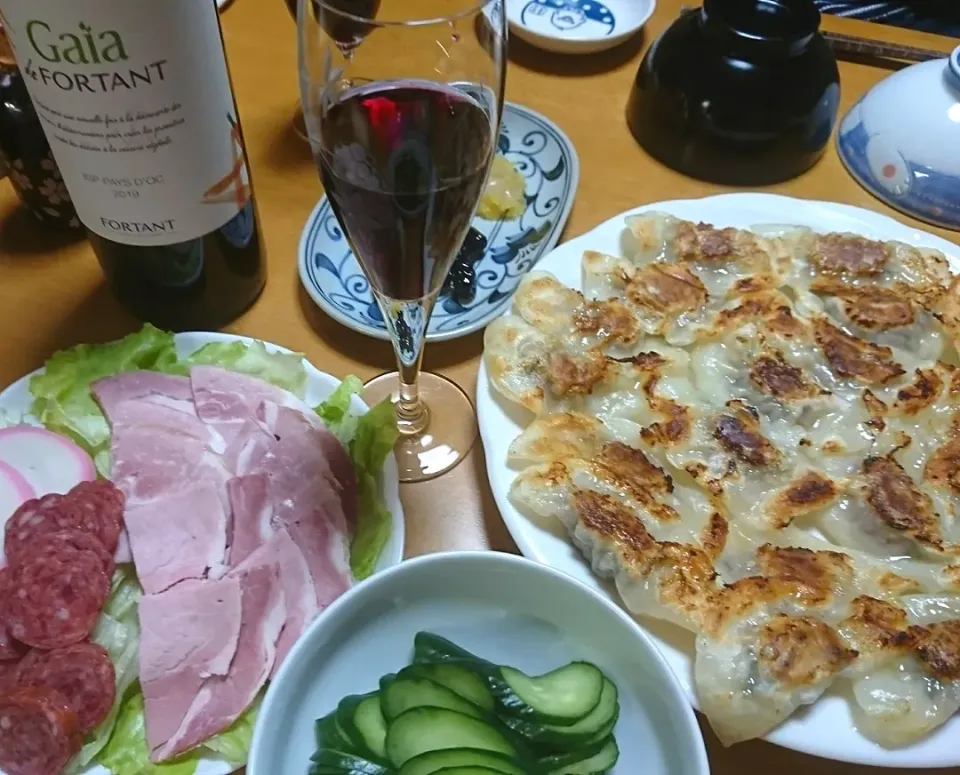 Snapdishの料理写真:ワインとお節&焼き餃子🍷|しまだ ちえこさん