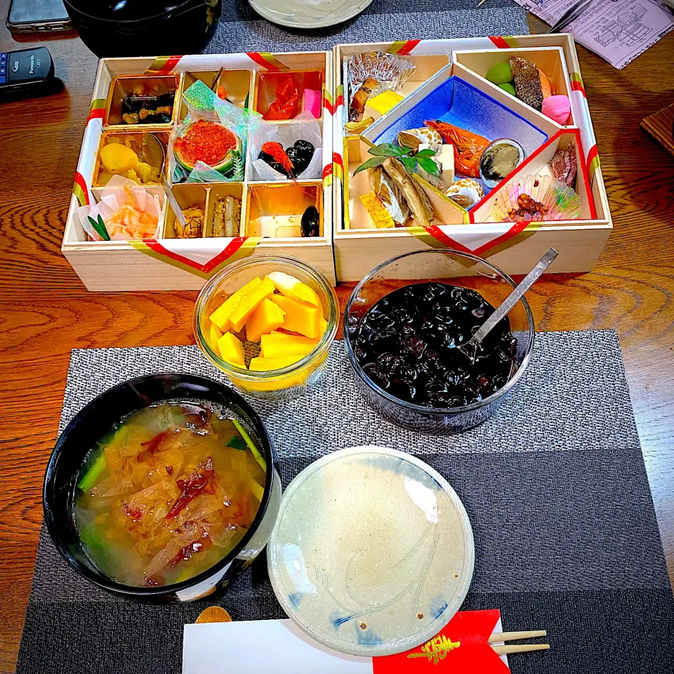 １月３日　朝ごはん　　お雑煮、おせち、どて煮、|yakinasuさん