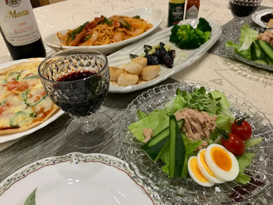 Snapdishの料理写真:今日の晩ごはん、お節に飽きたらお家でイタリアン🍝🍕🥗🍷|ｋｚｓｙｋさん