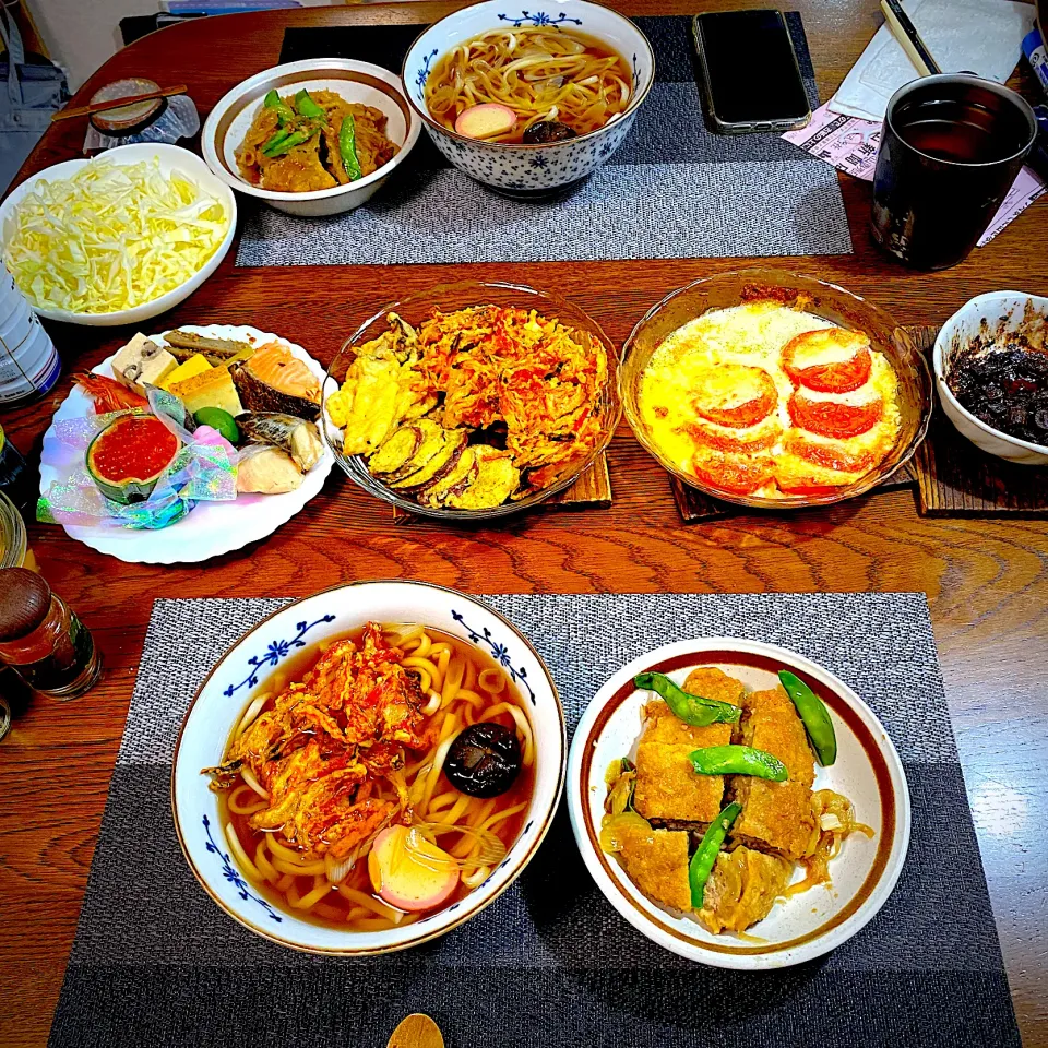 年明けうどん、メンチカツリメイク和風煮、焼きカプレーゼ、おせち|yakinasuさん