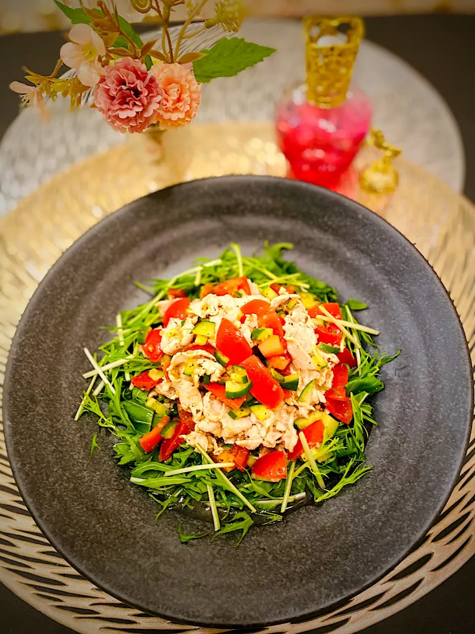 Snapdishの料理写真:豚しゃぶサラダ🥗　　　　　　　　　　　　ガーリックトマト🍅ソース仕立て|🐶dekochoro🐶さん