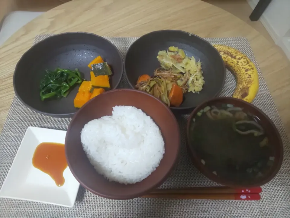 白飯
わかめの味噌汁
豚とキャベツと人参ともやしの炒め
ベーコンとじゃがいもとさつまいもと玉ねぎのスライス炒め
かぼちゃの煮物
ほうれん草の塩ゆで
バナナ|あぎふぁんさん