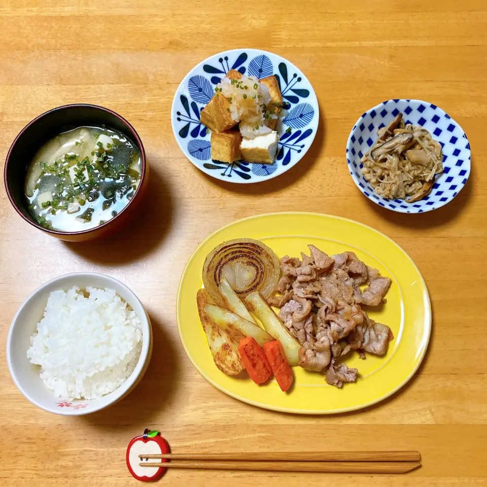 Snapdishの料理写真:豚の生姜焼きときのこバター醤油炒め|ちゃみこさん