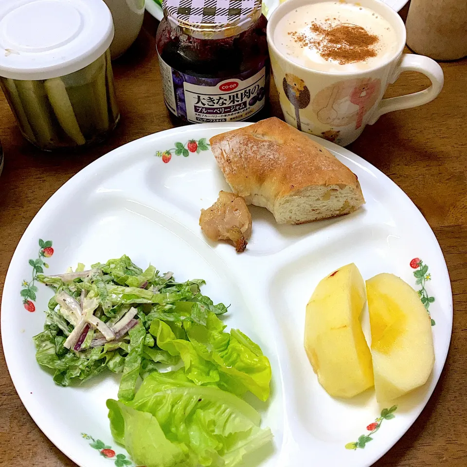 サラダ🥗とリンゴ🍎とパン🥐|みんみんさん