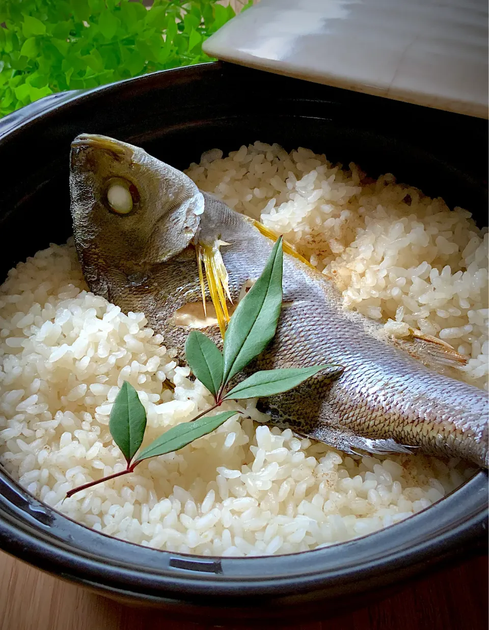 Snapdishの料理写真:釣り魚🎣イサキの土鍋炊き込みご飯|9421beruさん