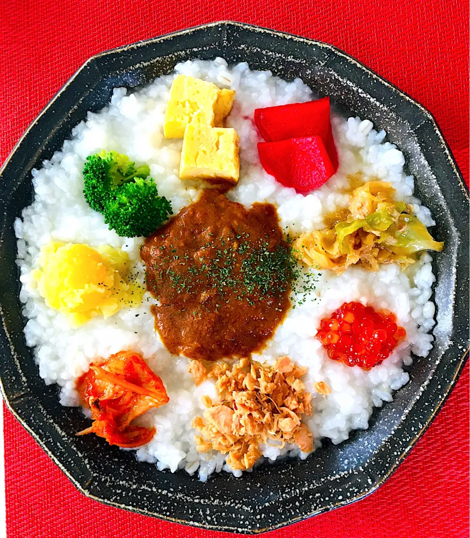 155日目のカレーワンプレート笑笑🍛お粥カレー^_^主役はカレーです💪❤️トッピングは厚焼き卵、赤大根漬物、キャベツ煮付け、筋子、鮭フレーク、白菜キムチ、栗きんとん、茹でブロッコリー🥦❤️😋これは飲み物か⁉️|HAMI69さん