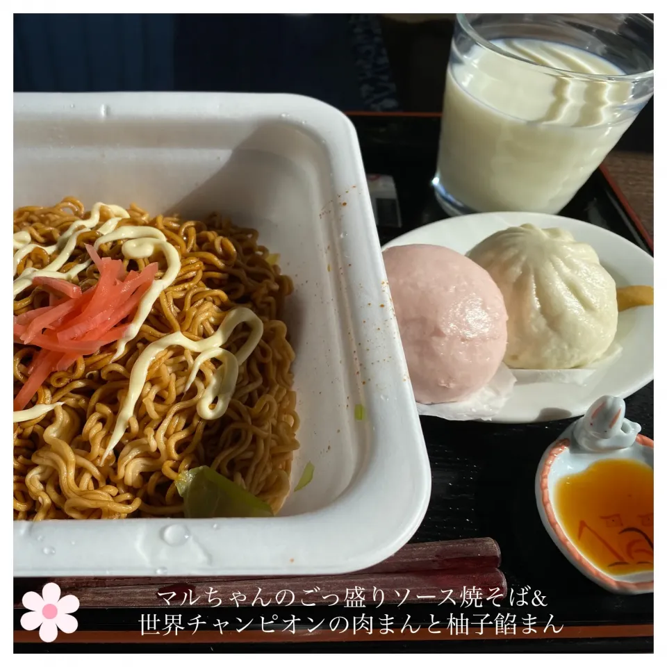 Snapdishの料理写真:マルちゃんのごっ盛りソース焼そば&世界チャンピオンの肉まんと柚子餡まん❤️|いのっちさん