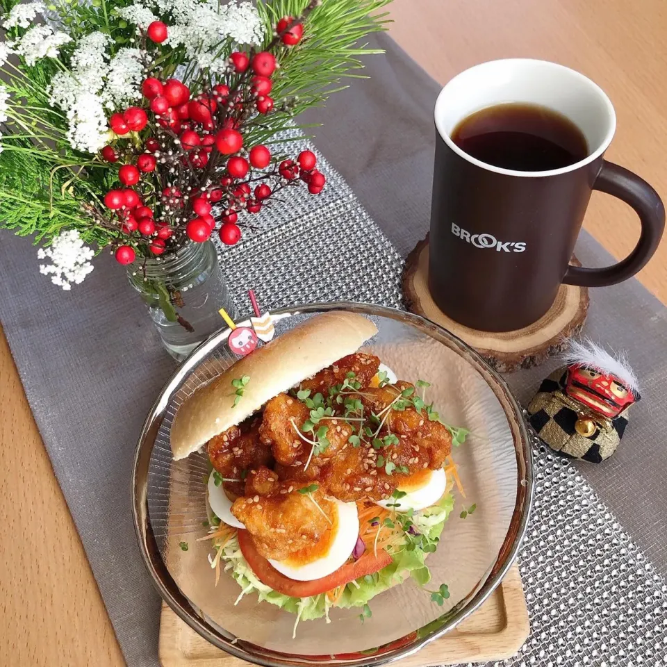 1/4❤︎鶏の甘辛揚げ&半熟たまごベーグルサンド🥯🌱|Makinsさん