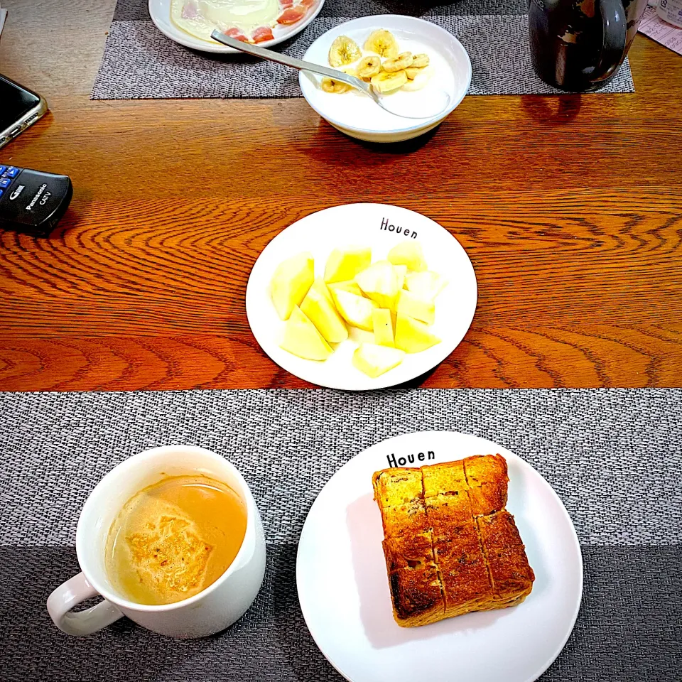 Snapdishの料理写真:１月４日　朝ごはん　粒あんデニッシュ、カフェオレ、ラ・フランス|yakinasuさん