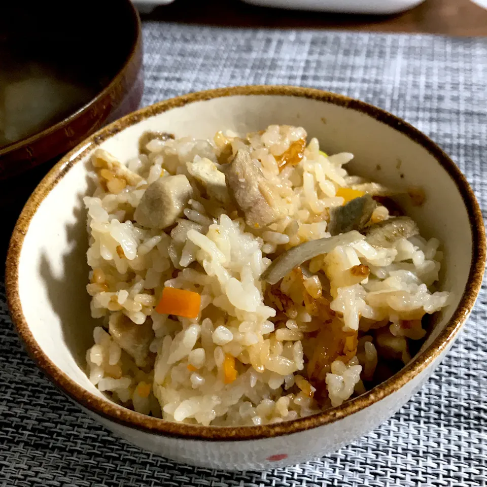 Snapdishの料理写真:鶏ごぼうの炊き込みご飯|まきさん