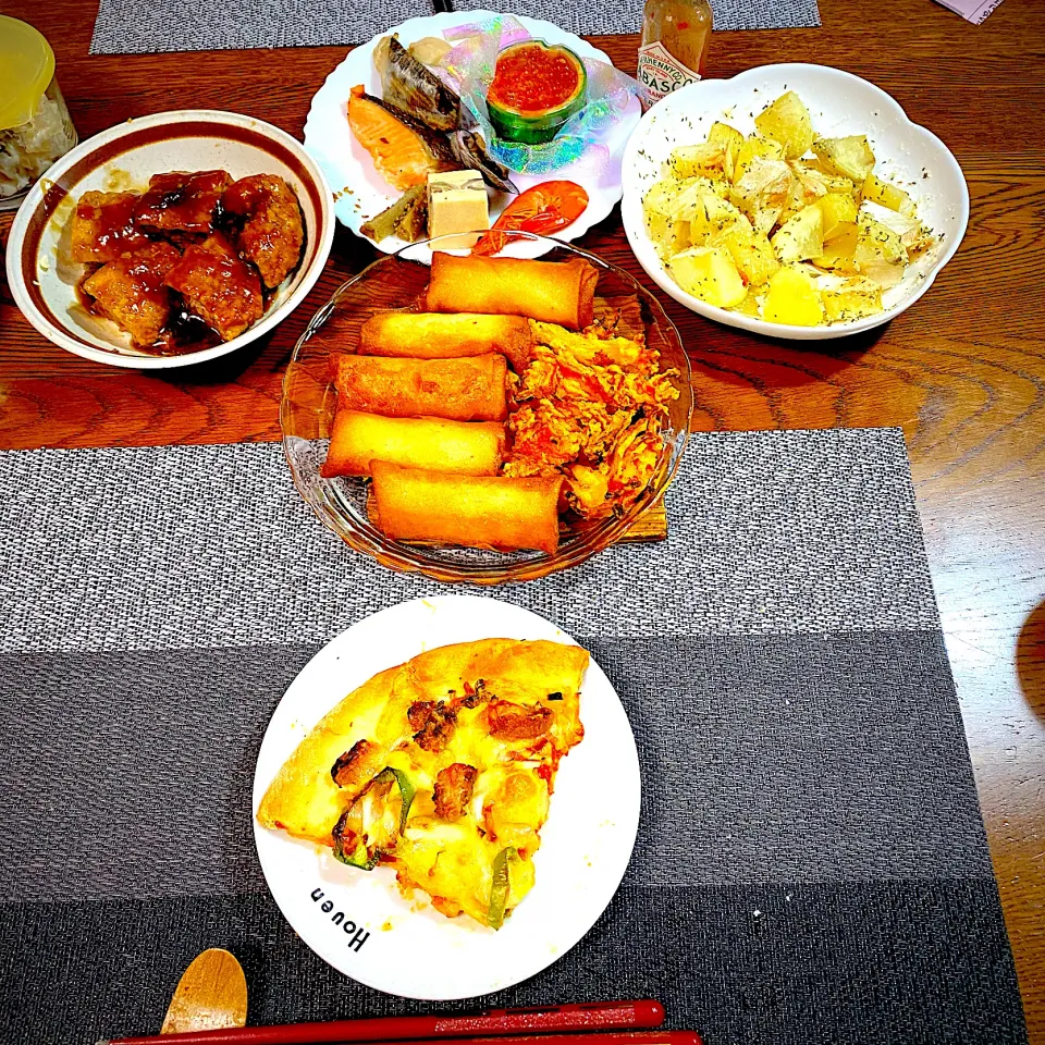 春巻き、かき揚げ、じゃがいも焼きシンプル粉チーズ和え、メンチカツリメイク黒酢あんかけ、ピザ、おせち|yakinasuさん