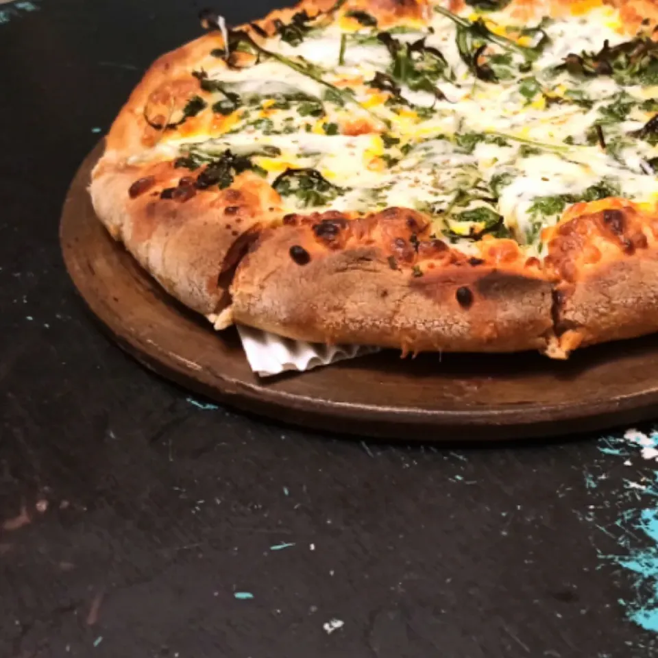 Garlic and vegetables pizza|Amirさん