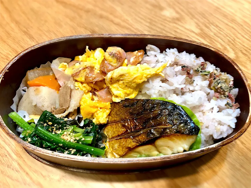 サラ弁　　　　　　　　　　　　　　　　　塩サバ　ほうれん草胡麻和え　煮物（大根・里芋・人参・豚バラ）ウインナーの卵とじ|じゅんさんさん