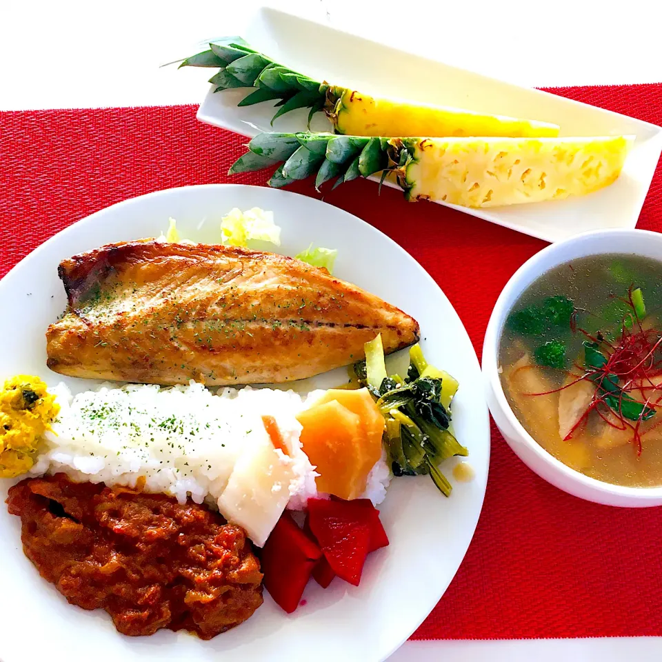 Snapdishの料理写真:今日の朝カレーのトッピングは脂の乗った焼きサバ😋❤️美味い❤️薬膳チキンスープ😋ステックパイナップル🍍^_^👍❤️156日目のカレーでした♪🍛幸せ^_^❤️|HAMI69さん