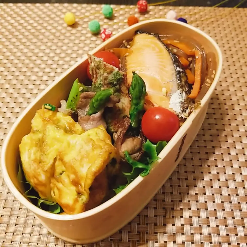 今日のお弁当。
鮭の塩焼。のり弁。|yoshiyoshiさん