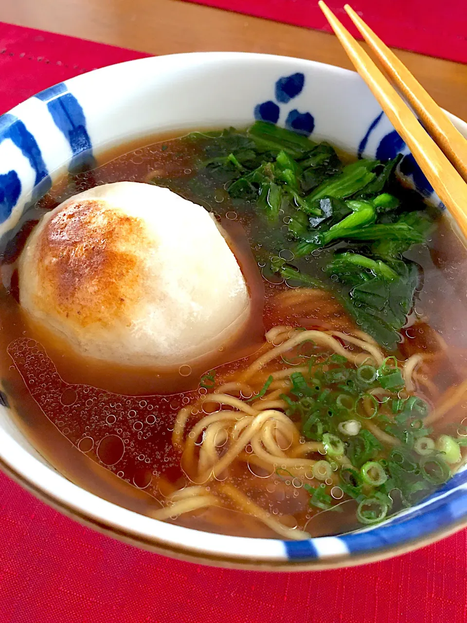 ラ王の袋麺で餅入りラーメン🍀|おかちさん