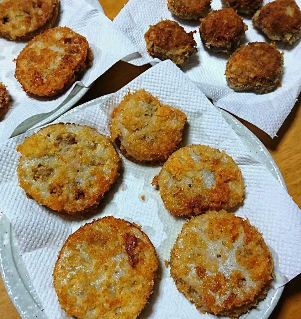 レンコンの豚ひき肉はさみ揚げ
椎茸の肉詰め揚げ🍄|しまだ ちえこさん