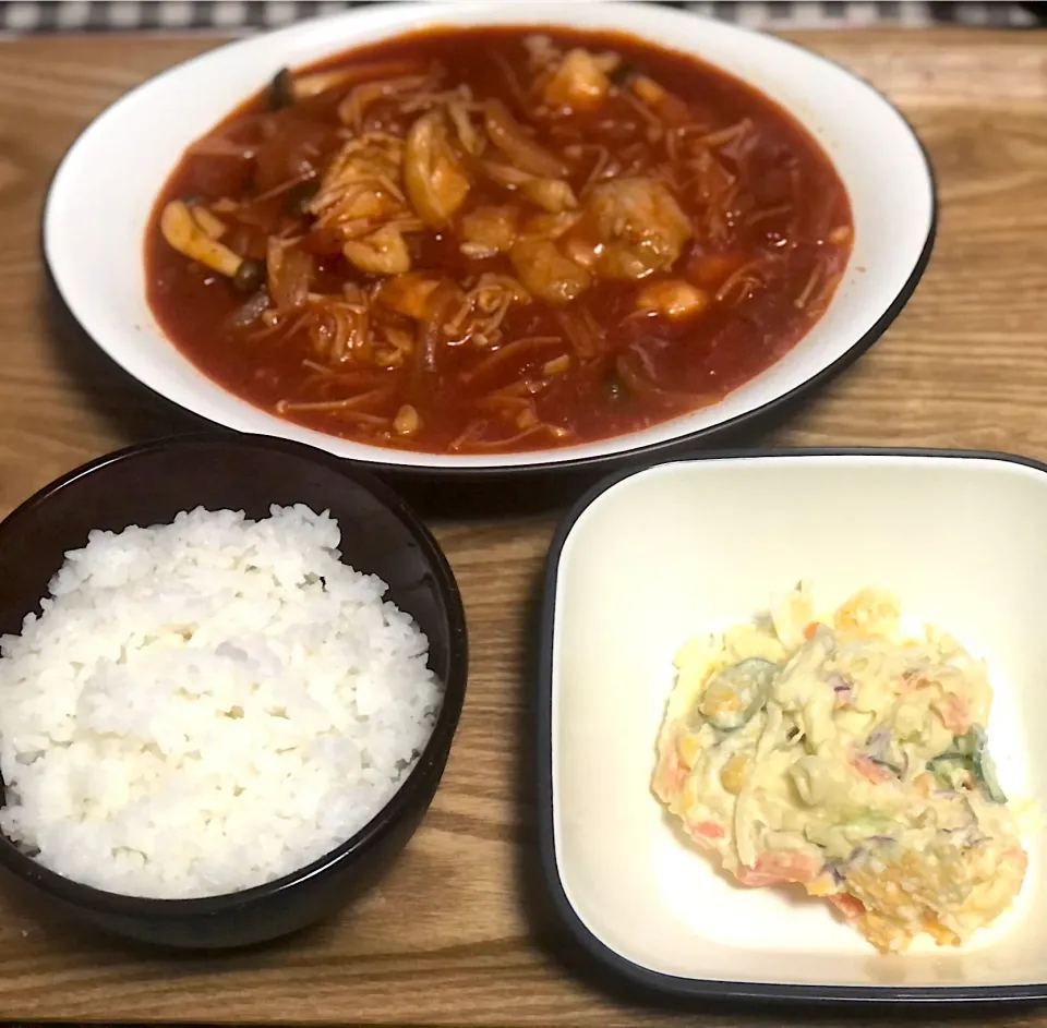 Snapdishの料理写真:☆鶏肉トマトソース煮 ☆タマポテマカサラダ|まぁたんさん