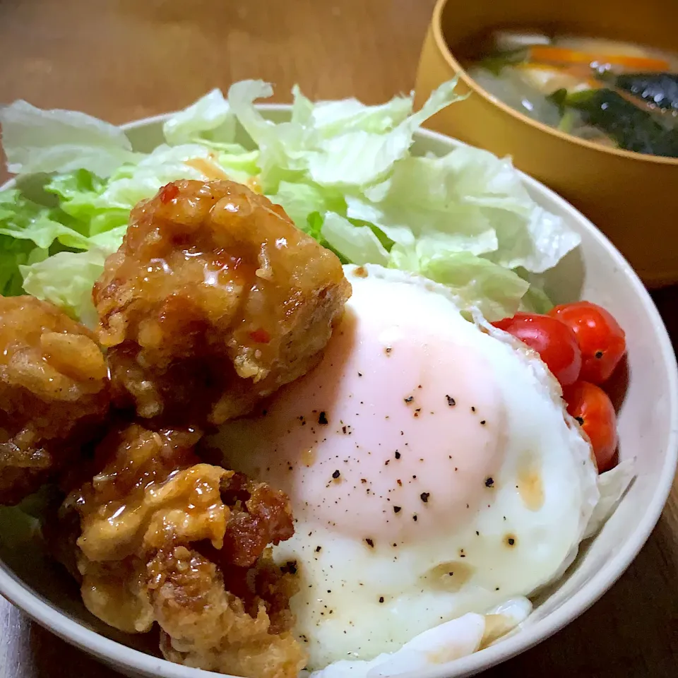 スーパーのお惣菜と残り物消費！スイートチリ鶏唐揚げロコモコ＆豆腐とわかめ野菜たっぷり味噌汁|matchさん