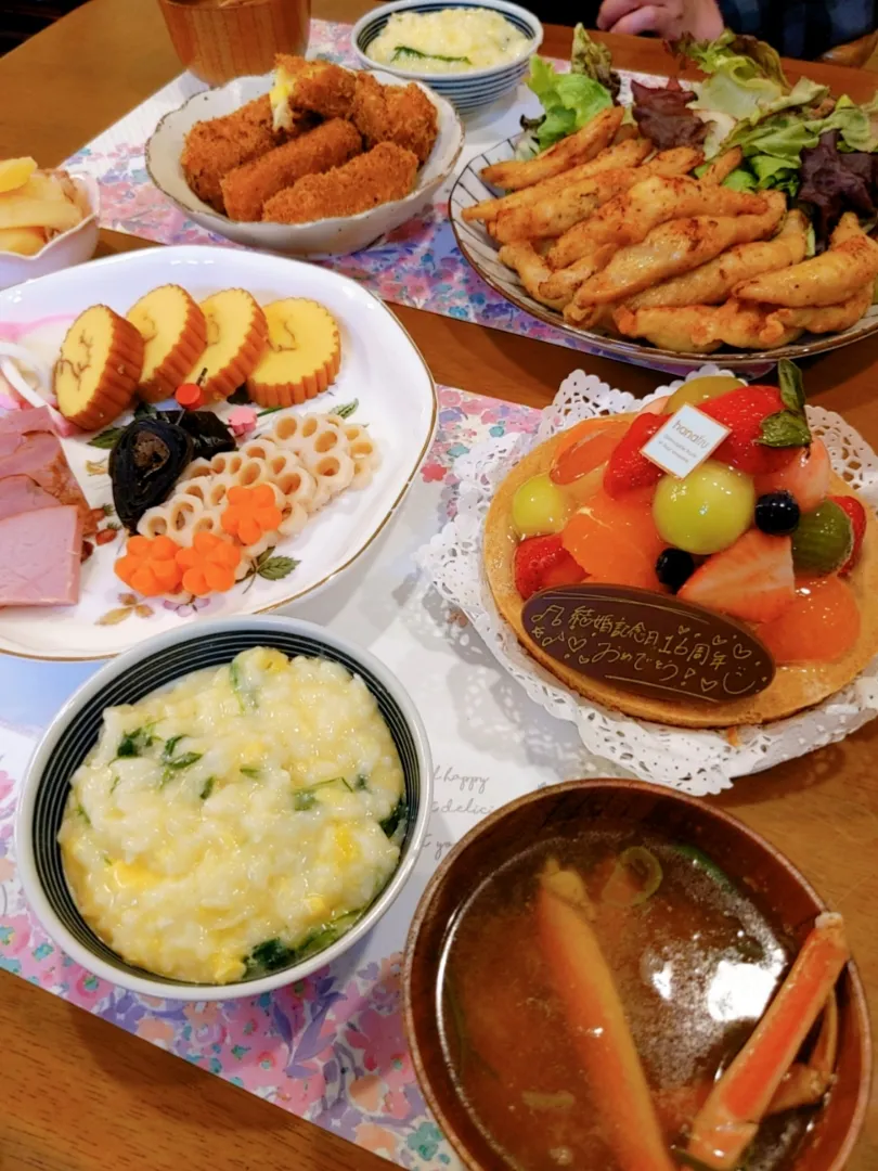 結婚記念日♡
大した料理は無く簡単にテーブルに並べて夕飯を頂きます。フルーツタルトはデパ地下で買ってきて並べました。|yuriさん