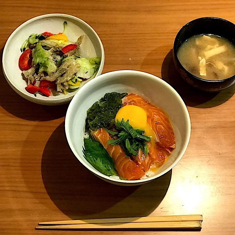 サーモン丼、父の釣ったキスのマリネ、味噌汁|yu papaさん