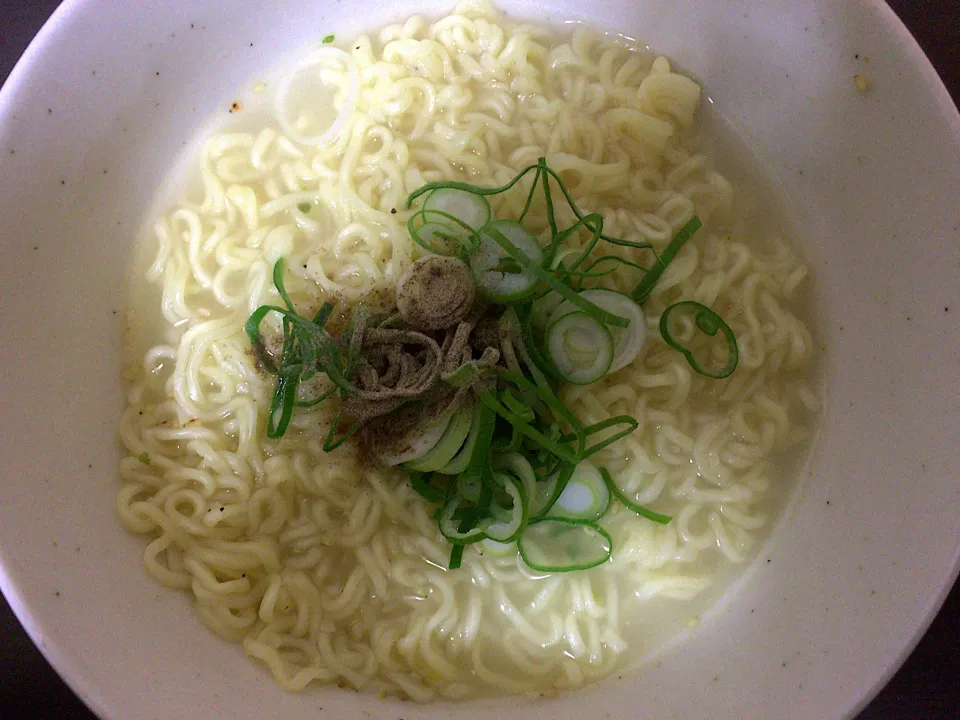 もちっとした太麺 塩ラーメン|ばーさんさん