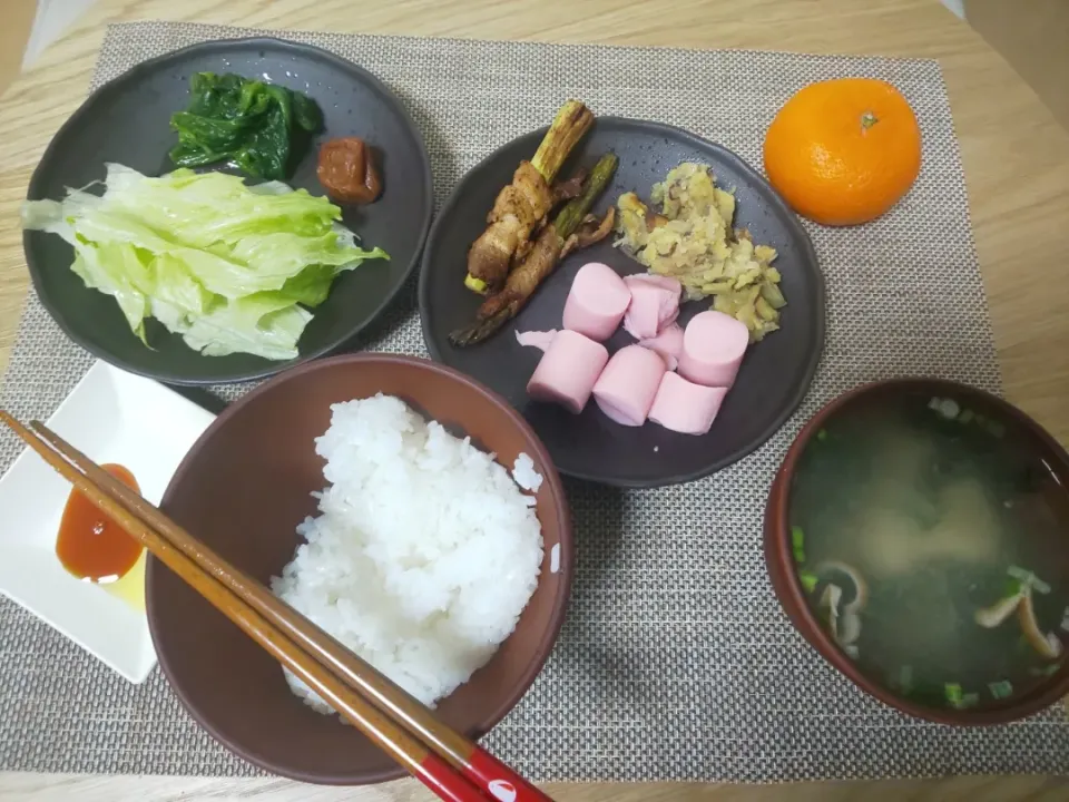 Snapdishの料理写真:白飯
わかめの味噌汁
魚肉ソーセージ
アスパラガスの肉巻き
ベーコンとじゃがいもとさつまいもと玉ねぎのスライス炒め
ほうれん草の塩ゆで
ちぎりレタス
梅干し
みかん|あぎふぁんさん