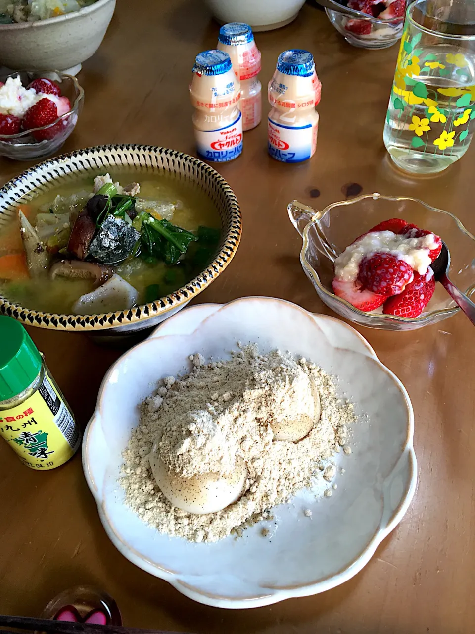 まだほんのりお正月気分)^o^(きな粉餅、豚汁、いちご練乳🍓、ヤクルトで朝ごはん|さくたえさん