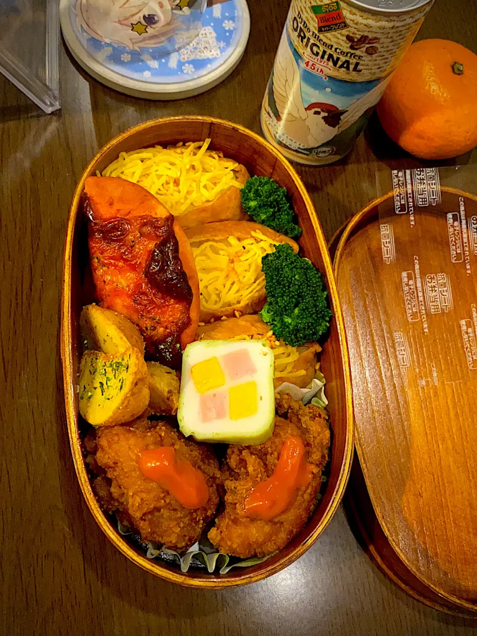 お弁当🍱　お稲荷さん　錦糸卵　白胡麻　干し海老　蒸しブロッコリー　マルゲリータピザ　フライドポテト　青海苔　フライドチキン　オーロラ辛ソース　市松蒲鉾　みかん　ブレンドコーヒー缶　麦茶|ch＊K*∀o(^^*)♪さん