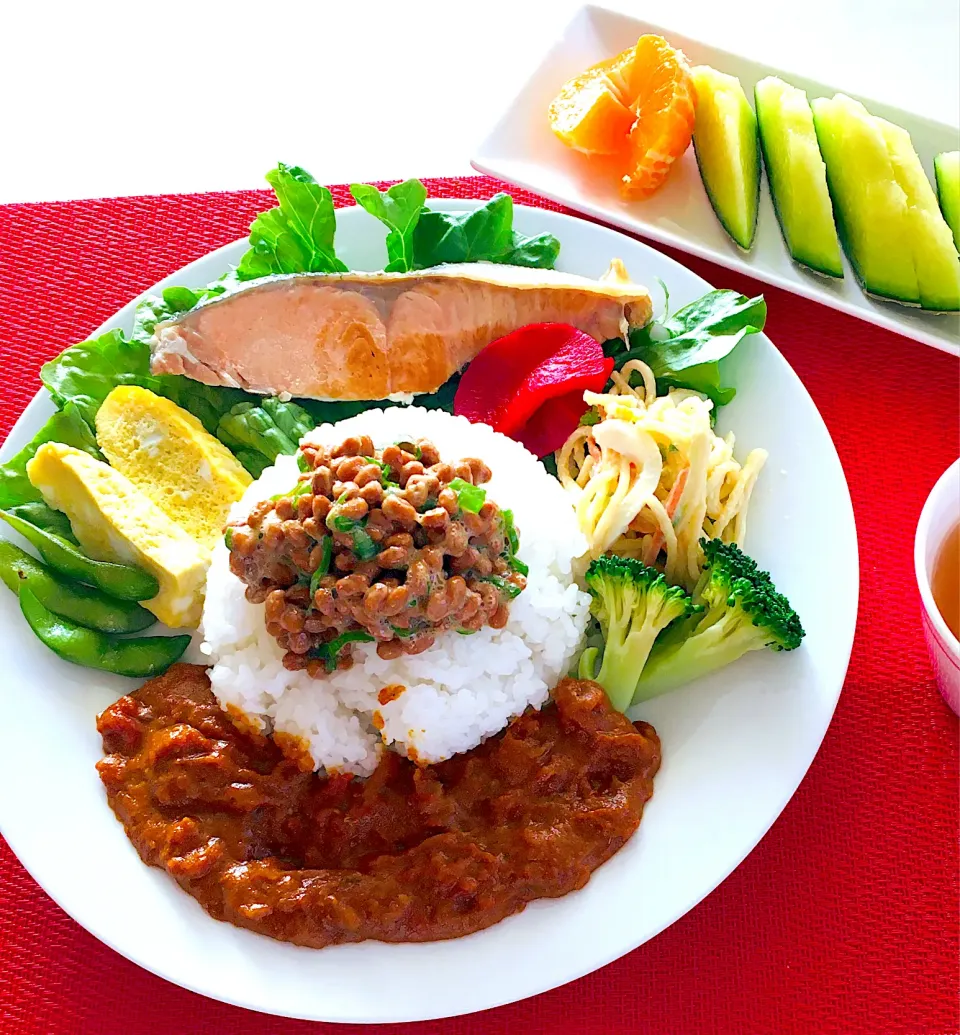 朝カレー^_^😃トッピングは鮭焼き魚、スパゲティーサラダ、出し入り卵焼き、枝豆ガーリックソテー、納豆😋❤️🙏カットメロン🍈🍊|HAMI69さん