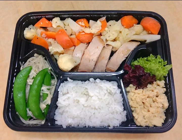 Snapdishの料理写真:Healthy Lunch Box
#eat clean@healthy❤️
#low carb high protein
#less oil #less salt #less sugar
#no processed food
@pan fry chicken breast 
@ cauliflower with carrot
@peas with enoki mushroom
@scrambled egss @rice @kale|steady chanさん