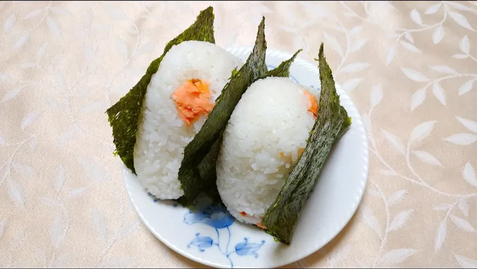 Snapdishの料理写真:1/5の夜勤弁当🍙
塩鮭のおにぎり|卯月さん