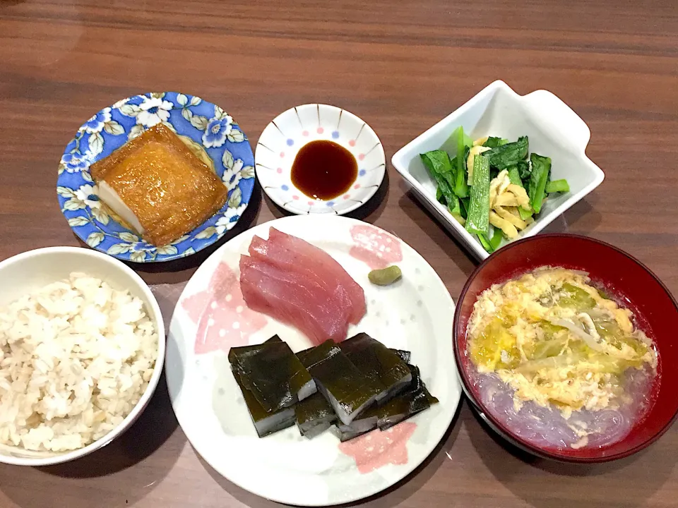 Snapdishの料理写真:びん長まぐろ 昆布じめ車鯛 レタスと卵の春雨スープ 小松菜と揚げのさっと煮 もち吉 いなり揚げもち|おさむん17さん