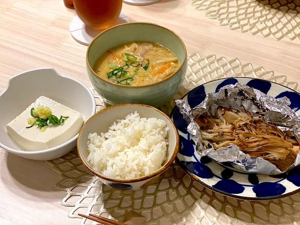 鮭のホイル焼きときのこたっぷりサンラータン春雨スープ|ひろさんとゆりさんさん