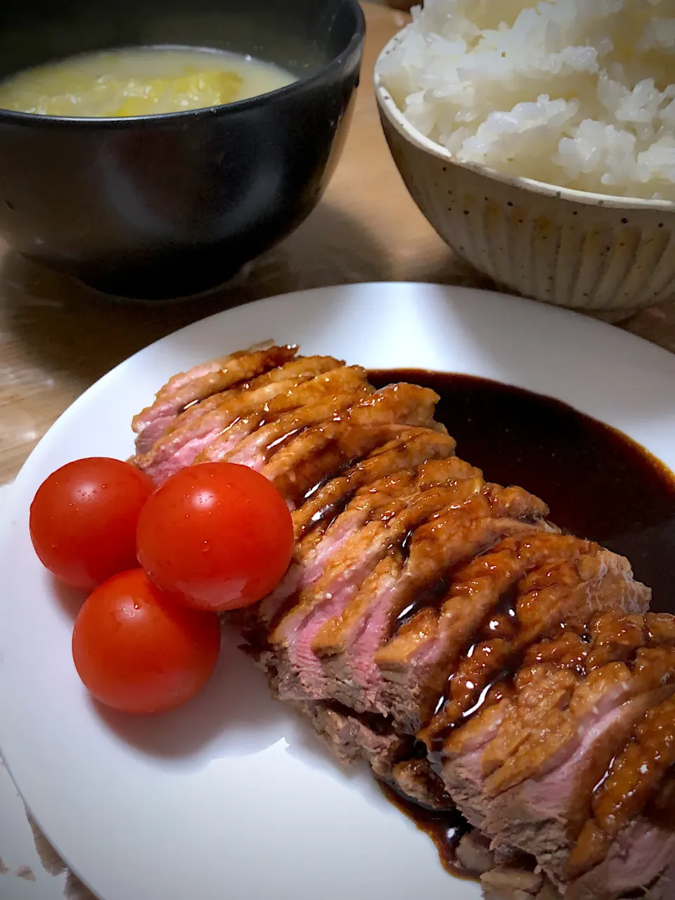 Snapdishの料理写真:鴨肉のロースト  バルサミコ醤油ソース|ミウトおかんさん