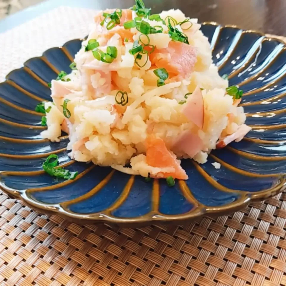 スモークサーモンのポテトサラダ。おつまみにぴったり😋|yoshiyoshiさん