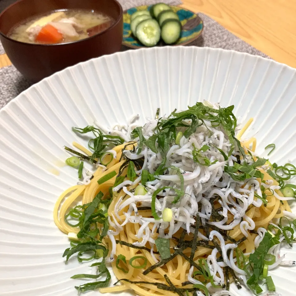 しらすのバター醤油パスタ、豚汁、きゅうりの糠漬け|ツインうさぎさん