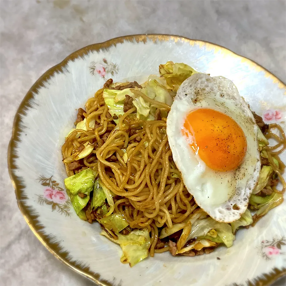 今夜は、キャベツたっぷりソース焼きそばを頂きます😃👍🎵|ギムレットさん