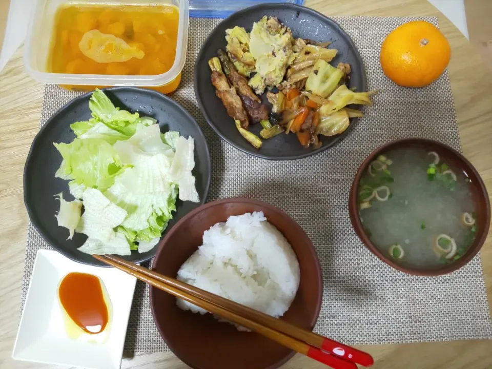 白飯
わかめの味噌汁
豚とキャベツと人参ともやしの炒め
ベーコンとじゃがいもとさつまいもと玉ねぎのスライス炒め
アスパラガスの肉巻き
かぼちゃの煮物
ちぎりレタス
みかん|あぎふぁんさん