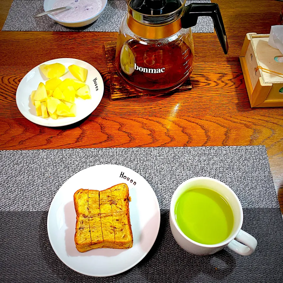 Snapdishの料理写真:１月６日　朝ごはん　粒あんデニッシュ、抹茶ラテ、林檎|yakinasuさん