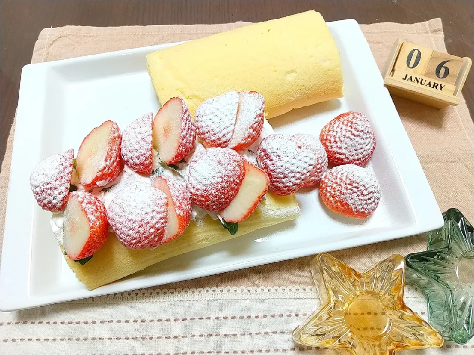 🎂お誕生日の🍓いちごのロールケーキ&
     シンプル生クリームロールケーキ|tomoさん