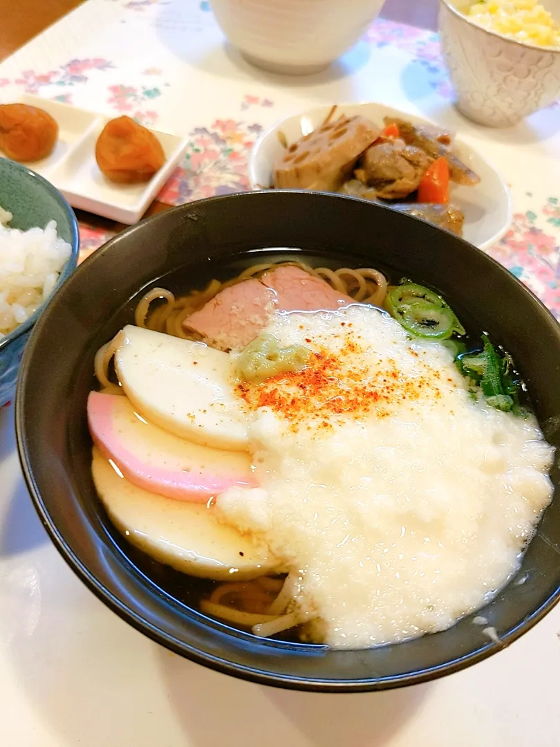 今日の夕食は頂いた山芋をすりおろしてわさびと唐辛子を載せていただきます☆美味しい細麺のそばが出汁に絡んで凄く美味しかった。紅白のかまぼことチャーシューを飾りで添えています♡極太ネギもいい香りでした。|yuriさん