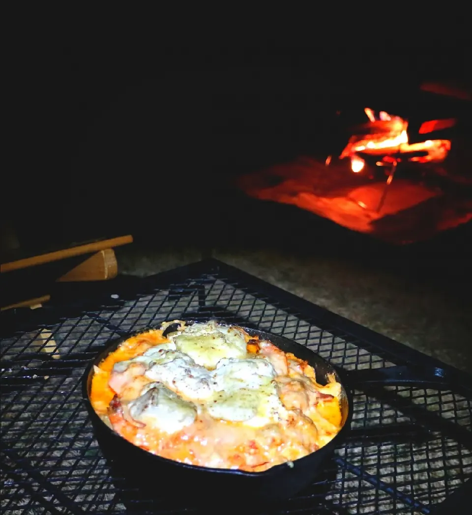 キャンプ飯　蟹とエビ、ホタテのトマトクリームソースのパスタグラタン|亮平さん