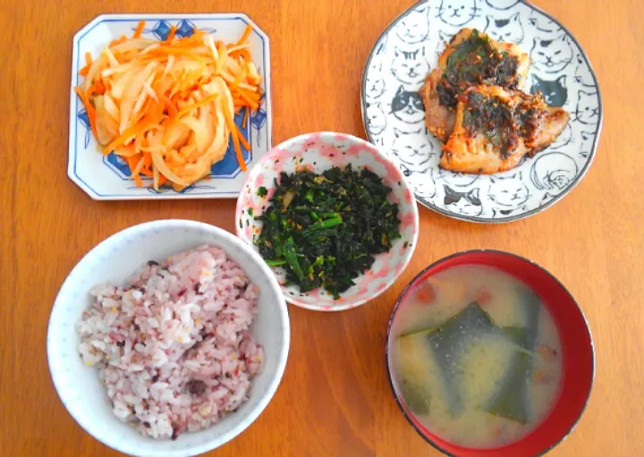 １月３日　鯵の梅大葉のせ胡麻焼き　車麩の南蛮漬け　ほうれん草の白だし和え　なめことわかめのお味噌汁|いもこ。さん