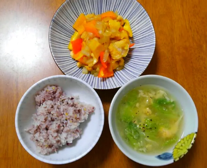 Snapdishの料理写真:１月３日　鶏肉とパプリカのカシューナッツ炒め　レタスと卵のスープ|いもこ。さん