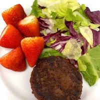 Snapdishの料理写真:Vegan Plate.... Vegan Patty from Beyond Meatless, Lettuce, Strawberries 😌😋|veganaさん