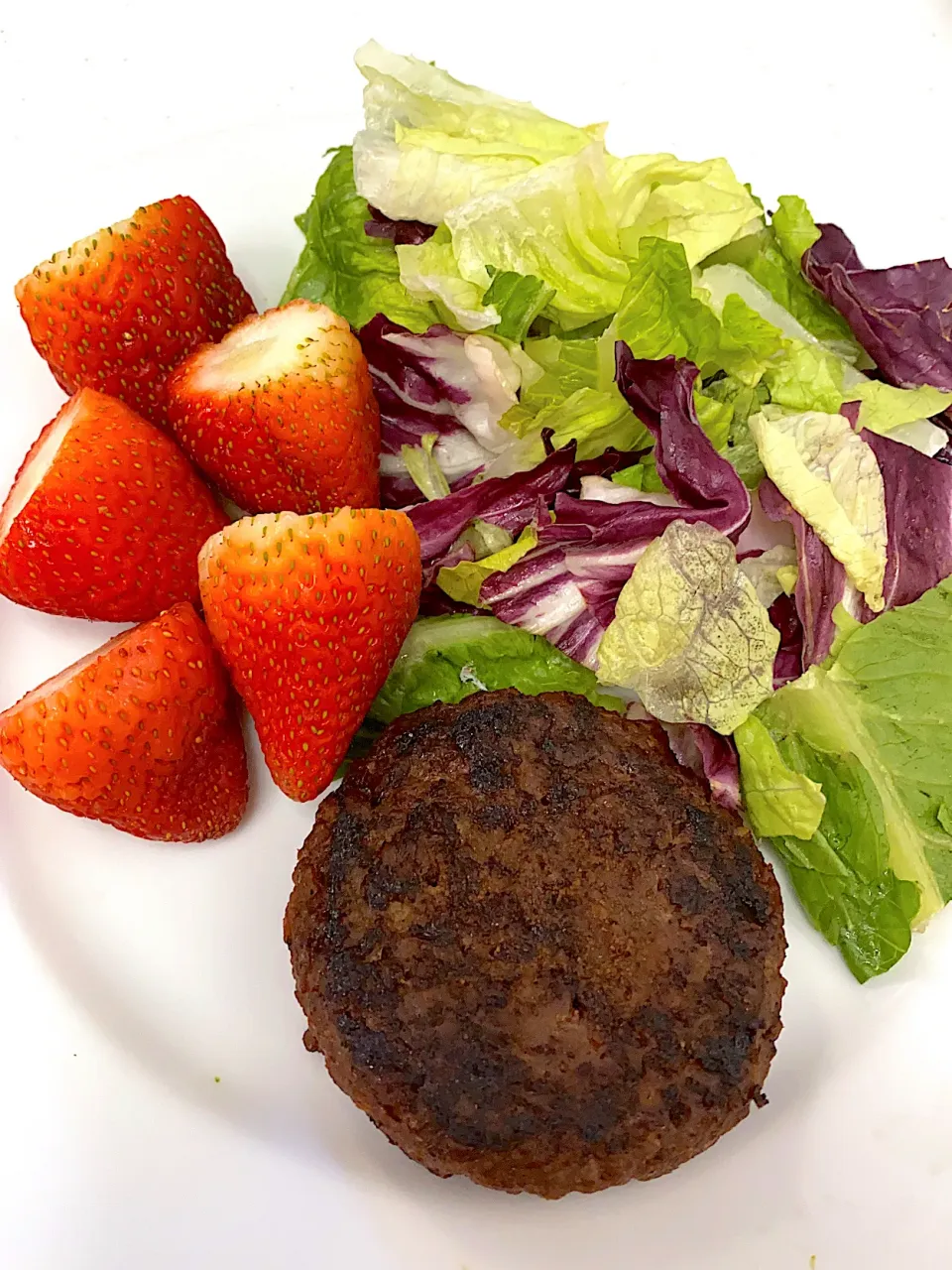 Vegan Plate.... Vegan Patty from Beyond Meatless, Lettuce, Strawberries 😌😋|veganaさん