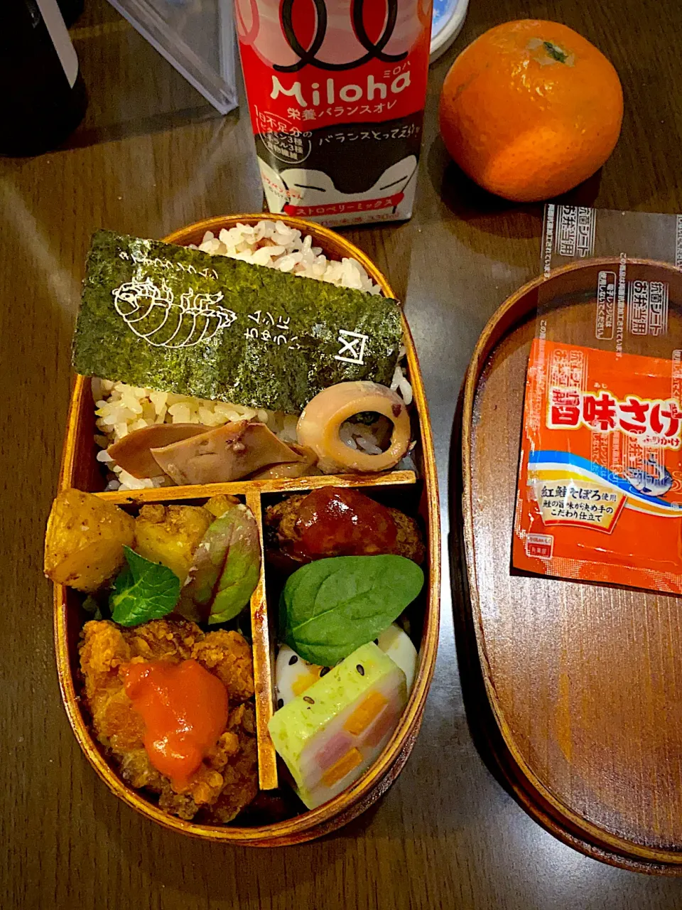 お弁当🍱　十六穀ごはん　イカの煮物　ハンバーグ　デミソース　舞茸のソテー　半熟卵　胡麻塩　市松蒲鉾　フライドポテト　クレイジーソルト　フライドチキン　オーロラ辛ソース　ベビーリーフ　みかん　旨味鮭ふりかけ　麦茶　ストロベリーmixバランスオレ|ch＊K*∀o(^^*)♪さん